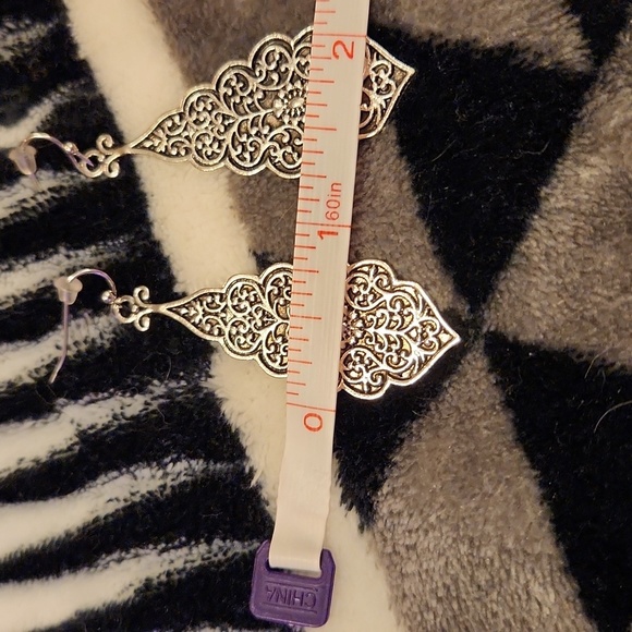 Silvery Vintage Carved Pattern Dangle Earrings - Picture 5 of 5